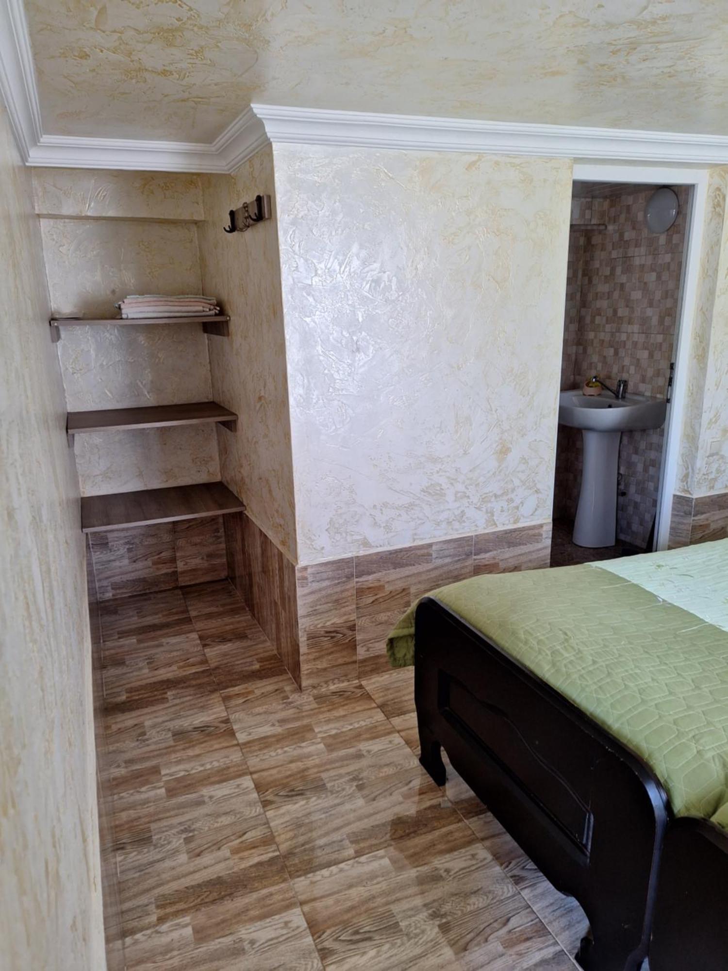 More Teona Gonio Chambre photo